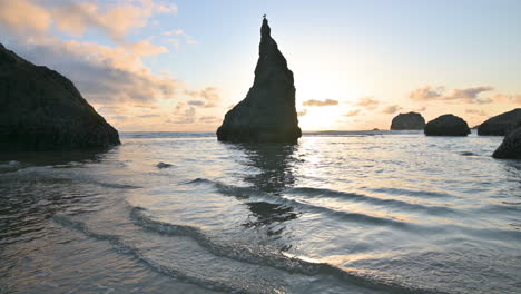 formación rocosa de sombrero de mago en la costa de oregón