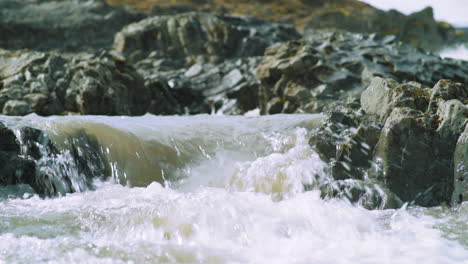 cerca del río corriente de agua cerca de godafoss, islandia