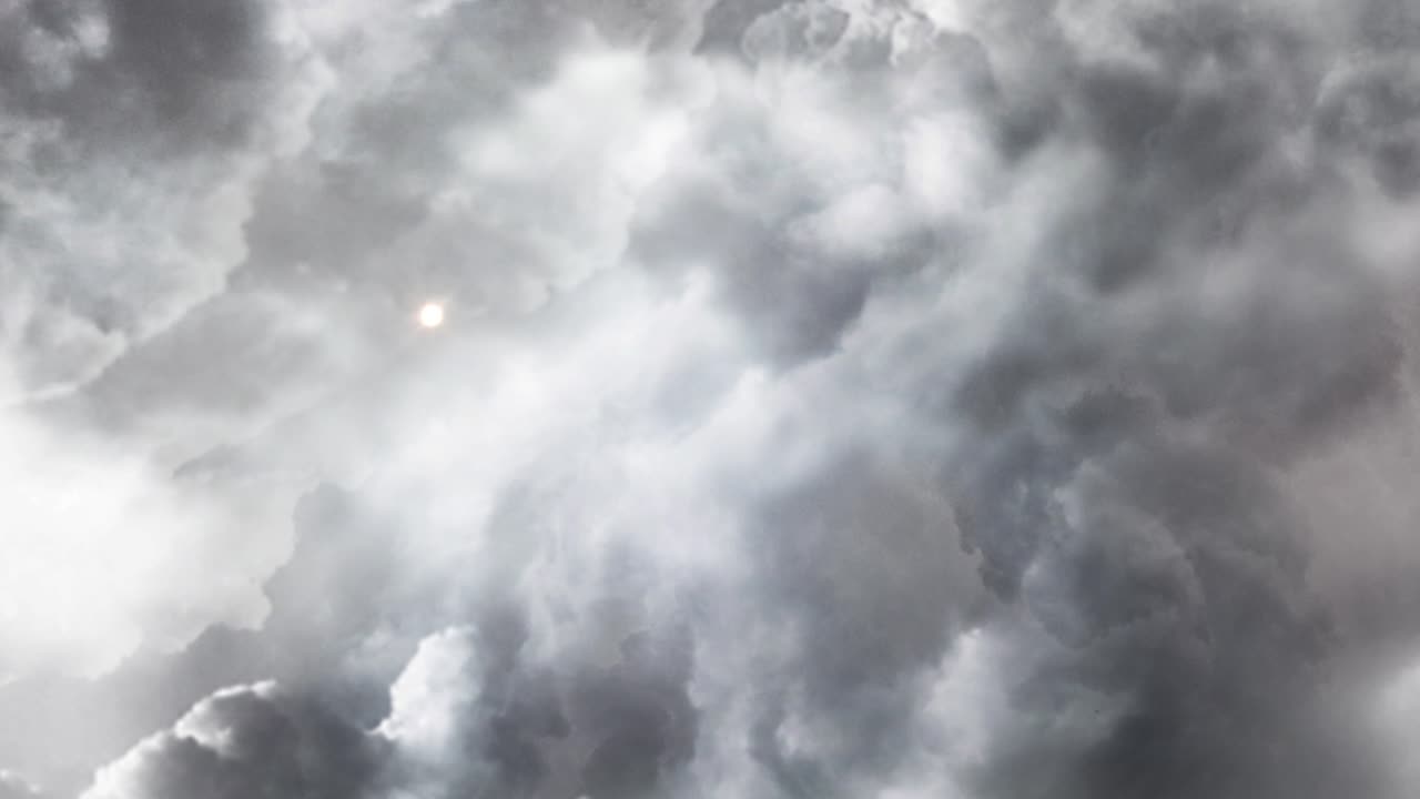 4k 어두운 회색 구름과 반이는 태양