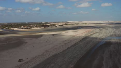 Die-Kleine-Stadt-In-Den-Dünen,-Tatajuba,-Brasilien