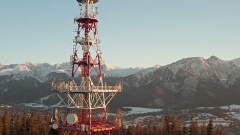 Torre-Transmisora-Zakopane-gubalowka-Con-Montaña-Nevada-En-El-Fondo-En-Zakopane,-Polonia