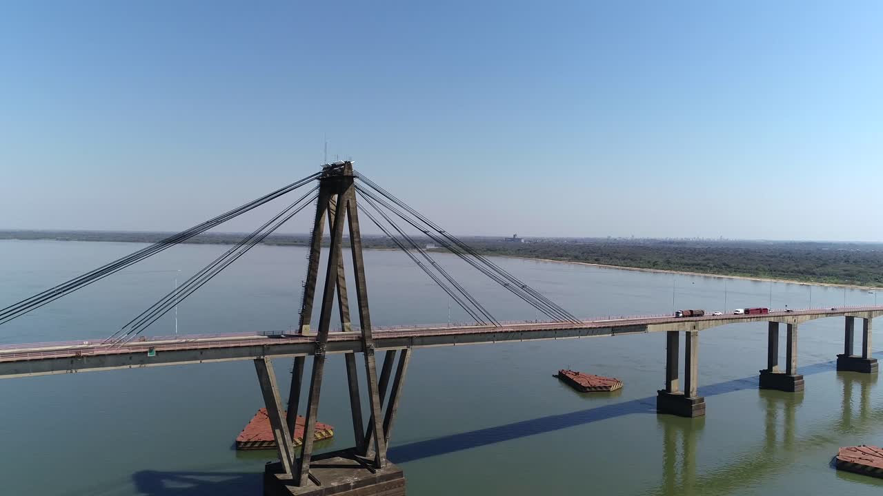 vista aérea que muestra el puente general manuel belgrano, un vínculo crucial entre dos provincias importantes en argentina