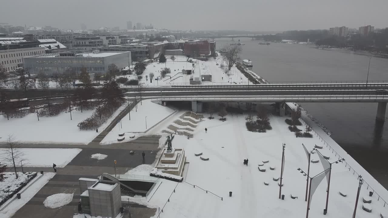 폴란드 바르샤바의 비스툴라 강변이 교량 위의 바쁜 자동차 도로를 통해 보이는 드론 비디오