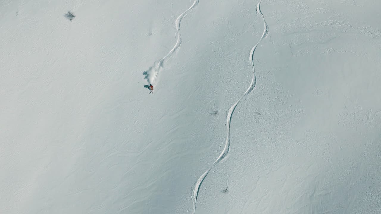 free rider en una ladera prístina en los alpes italianos - tirol del sur
