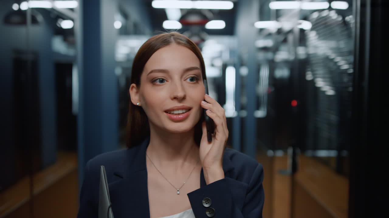 복도에서 주위를 둘러보는 여인