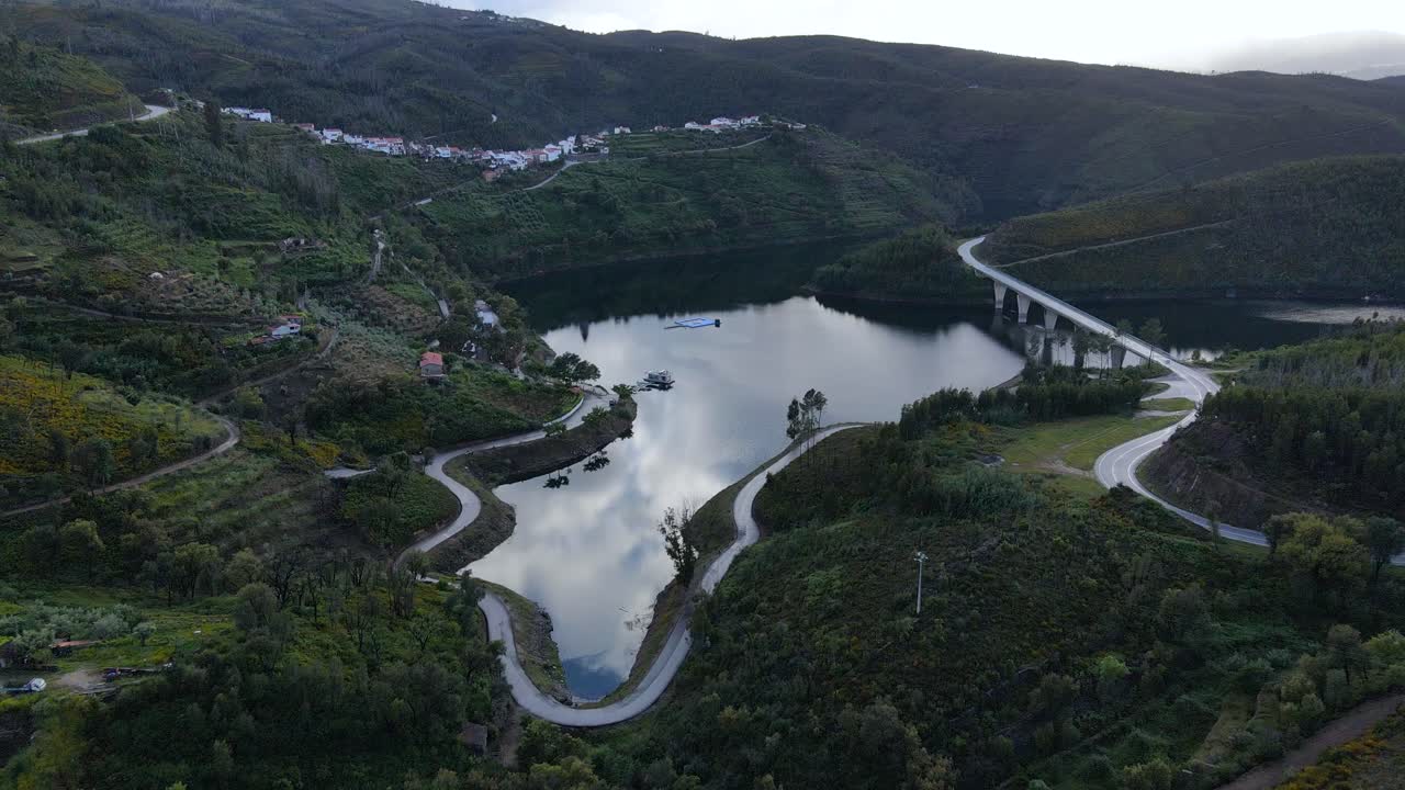 하늘이 물에 반사된 아름다운 석호의 드론 보기