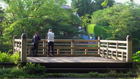 일본의 인구는 세계에서 가장 오래 사는 나라 중 하나이기 때문에 많은 노인들이 어디에서나 걷는 것을 볼 수 있습니다.