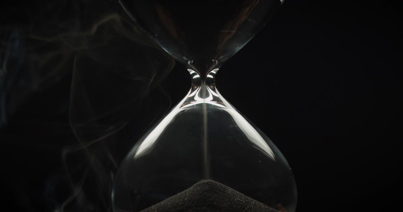 Bellissimo fumo che circonda una clessidra