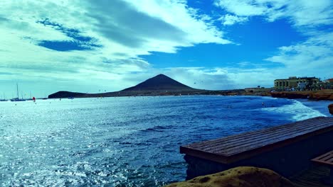 Gente-Disfrutando-Del-Verano-En-La-Playa-Mágica-De-Tenerife,-España