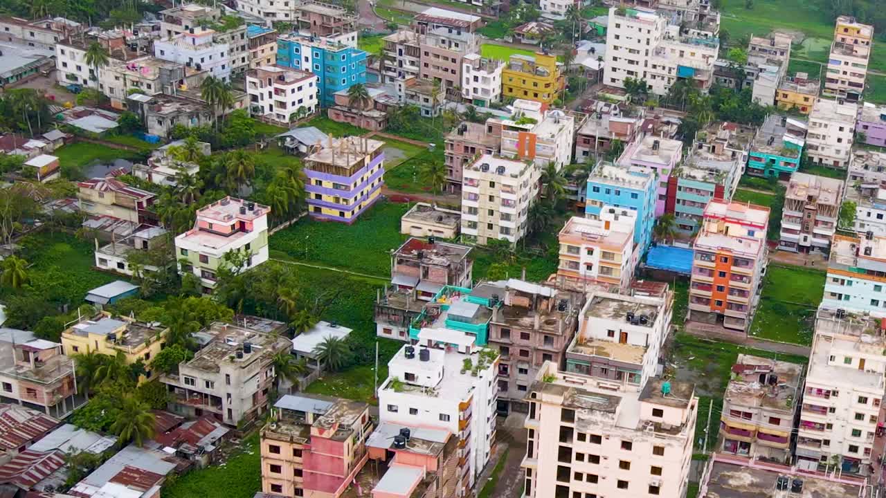 방글라데시 다카 시의 다층 건물 위를 날아다니는