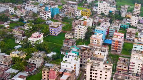 Volando-Sobre-Edificios-De-Varios-Pisos-En-La-Ciudad-De-Dhaka,-Bangladesh