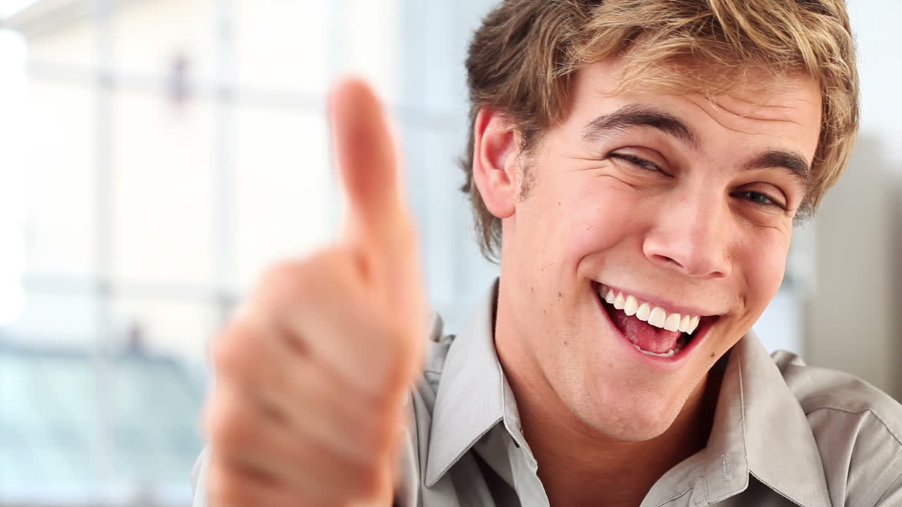 retrato de un hombre feliz sonriendo