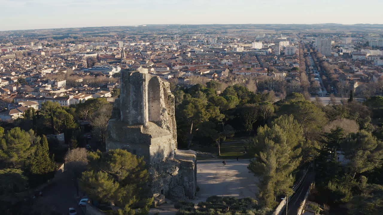 vuelo aéreo hacia tour magne con nîmes en el fondo