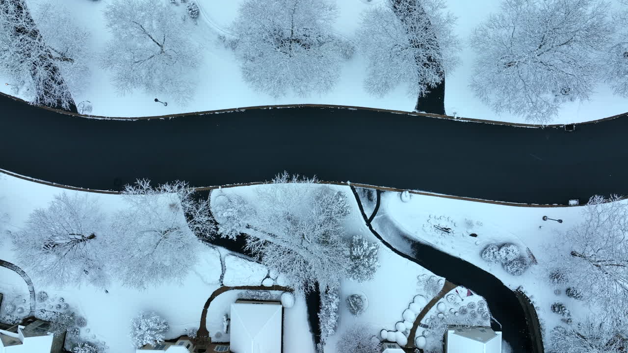 검은 포장 도로와 흰색 신선한 강설량의 겨울 눈 위에서 아래로 공중