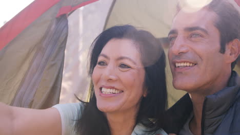 una pareja sonriente sentada en una tienda