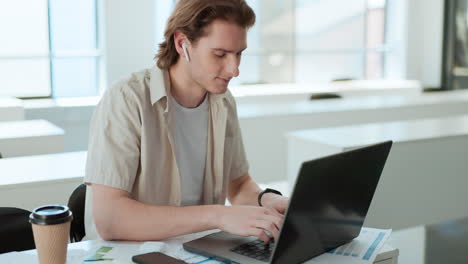 hombre trabajando en una computadora portátil