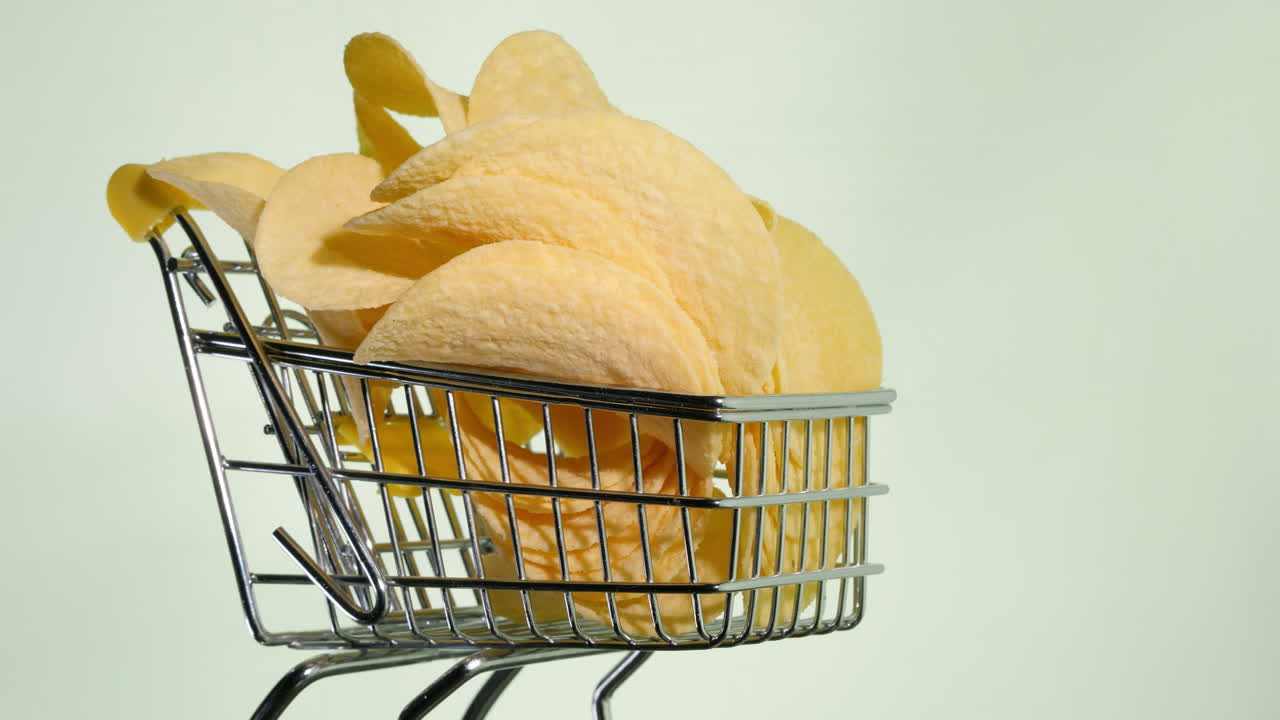 fichas en un pequeño carrito de la compra