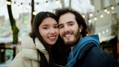 una joven pareja posando al aire libre