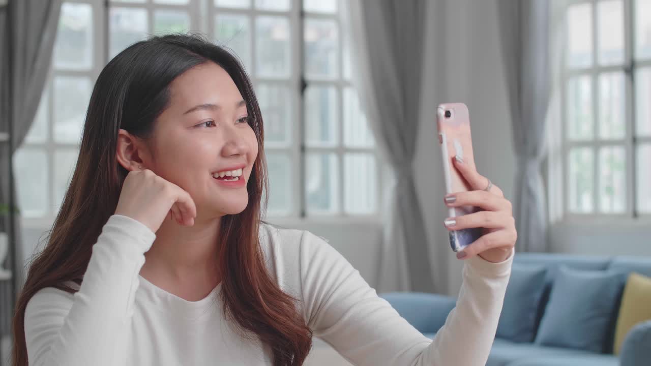 휴대전화를 사용하는 여성