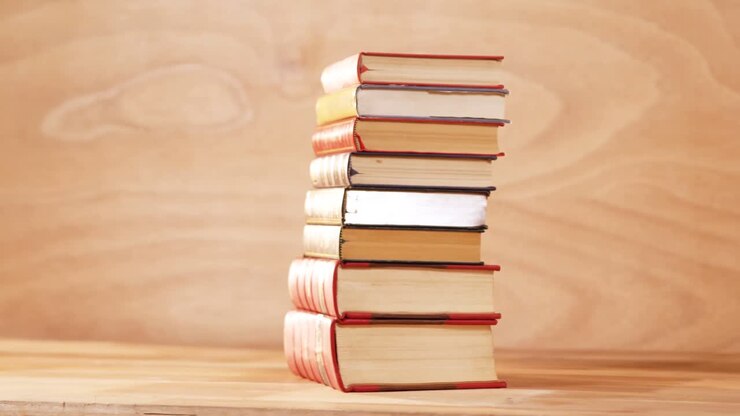 Pila di libri su una scrivania