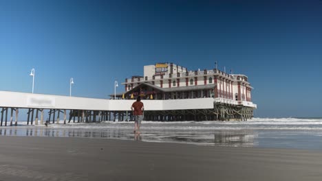 Gente-Disfrutando-Del-Día-En-La-Playa-Cerca-Del-Muelle