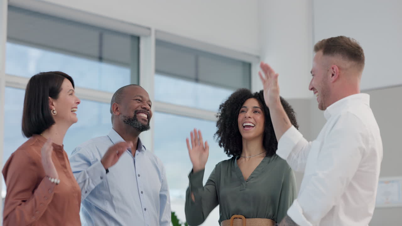 gente de negocios, cinco altos y trabajo en equipo