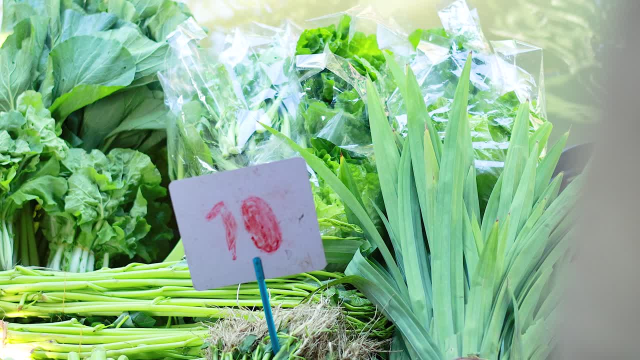 방 의 떠다니는 시장 에 전시 된 신선 한 농산물