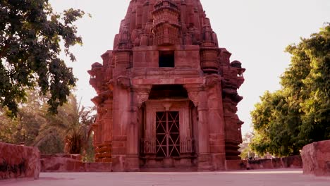 Arquitectura-Del-Antiguo-Templo-Hindú-De-Piedra-Roja-Desde-Un-ángulo-único-En-El-Día