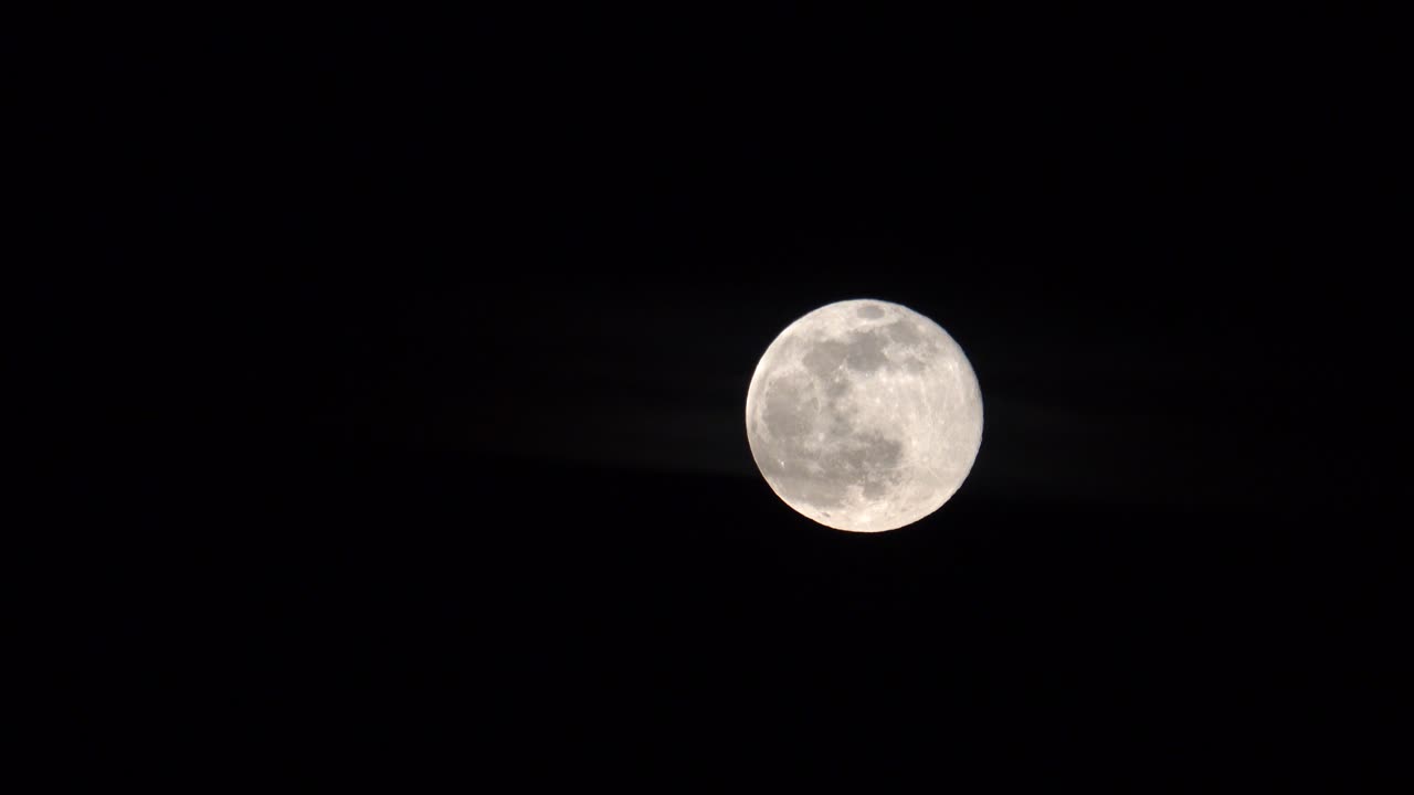 Lua cheia brilhante contra céu noturno escuro