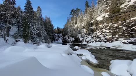 País-De-Las-Maravillas-Invernal-Grand-Portage-Río-Minnesota-En-La-Frontera-Canadiense-Paisaje-Cubierto-De-Nieve