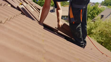 Arbeiten-In-Der-Höhe-Auf-Dem-Hausdach,-Dachdeckerarbeiten-Entfernen-Ziegel-Für-Solarpanel