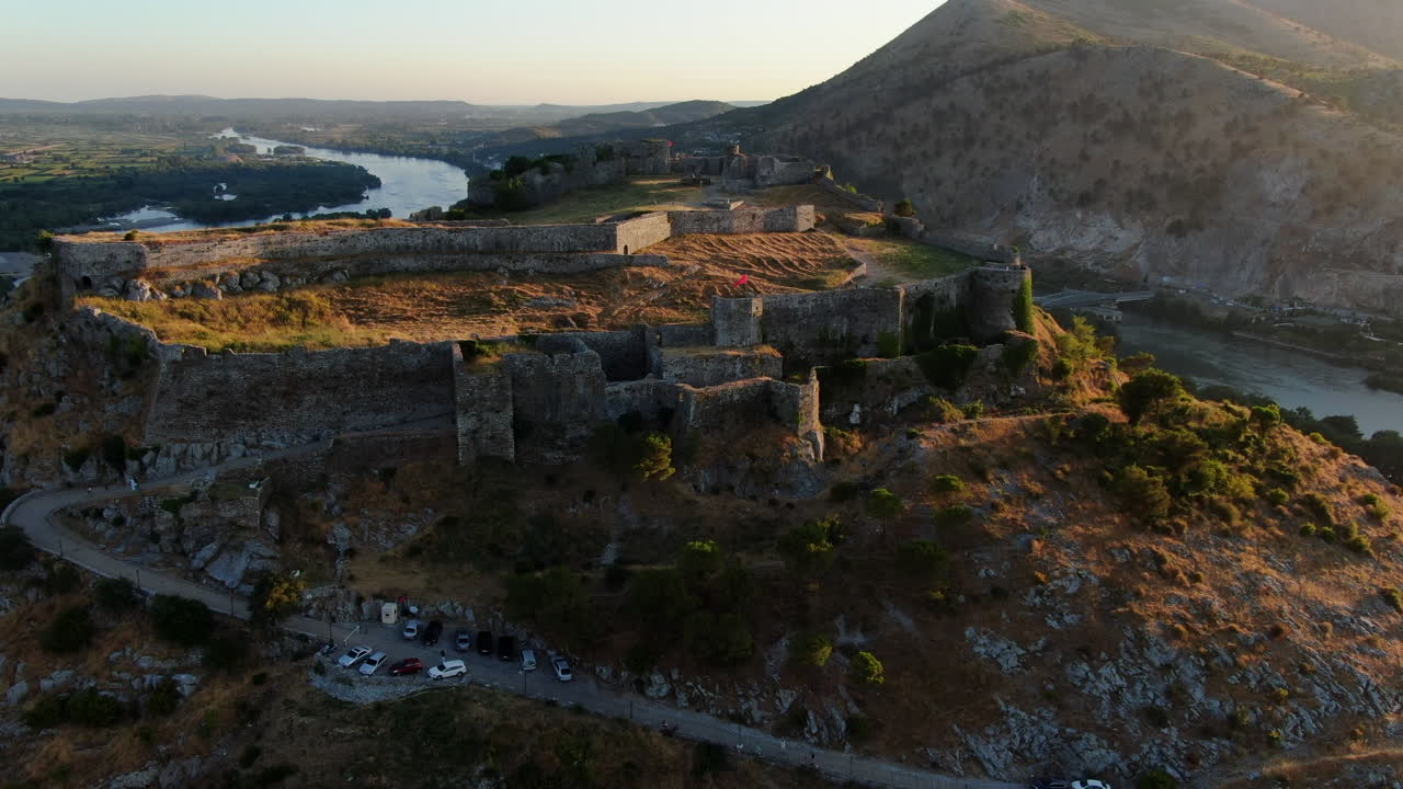 Ripresa aerea cinematografica al tramonto del Castello di Rozafa a Scutari
