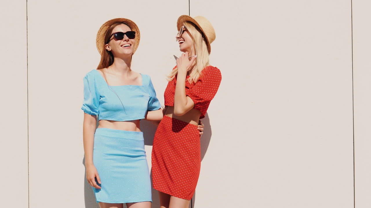 dos mujeres en moda de verano