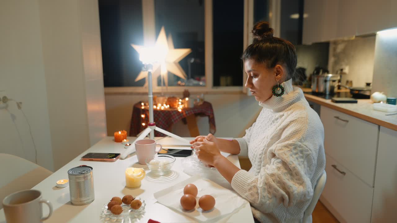 женщина готовит на кухне