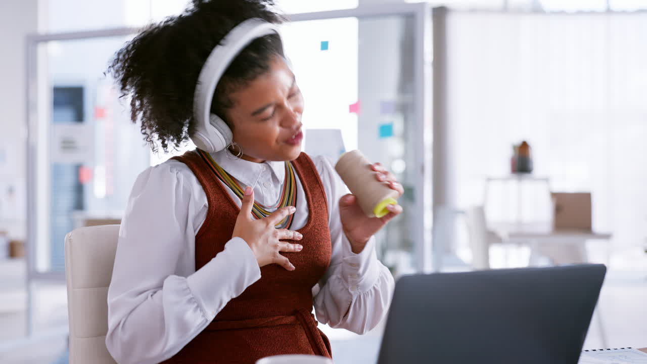 auriculares de música, canto y mujer de negocios