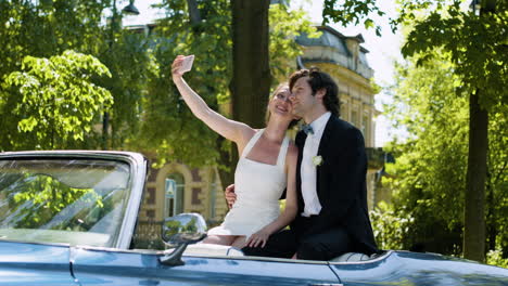 sólo una pareja casada en un coche descapotable azul