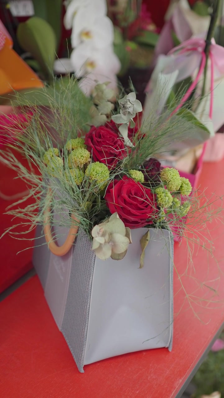 Vakker blomsterdekorasjon i en dekorativ gavepose.
