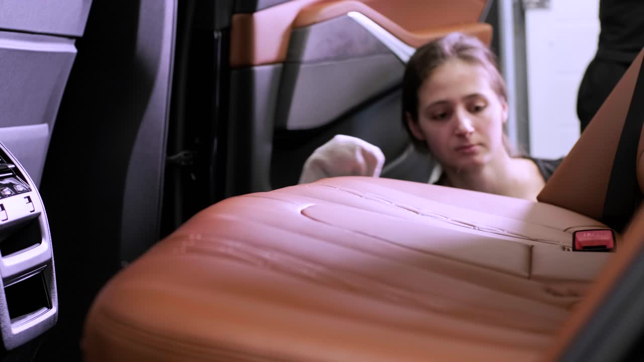 limpieza profesional de automóviles. lavado de sars. detalles interiores. limpieza en seco y detalles del interior de un automóvil. limpeza profunda de asientos. limpeza de espuma en el lavado de automóviles; limpieza del panel del automóvil del polvo. una aspiradora