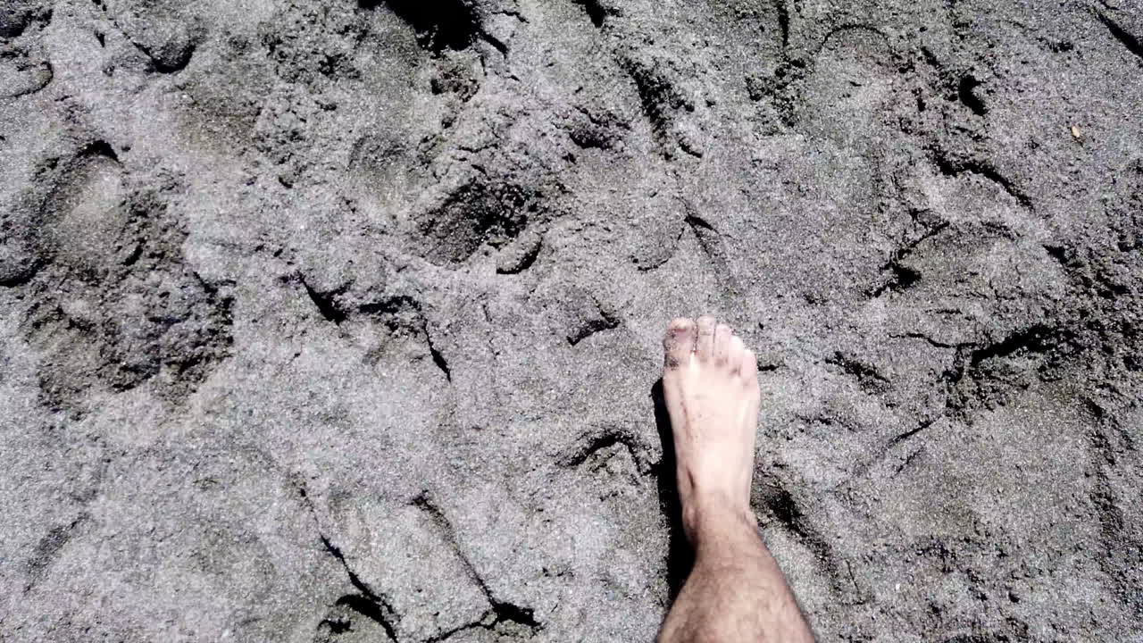 맨발로 모래사장을 걷는 남자, 관점, 슬로우 모션