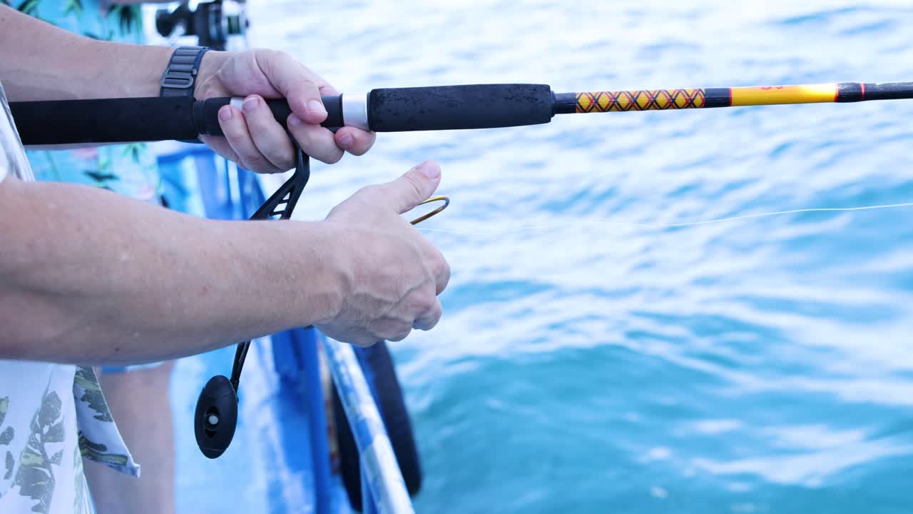 una experiencia de pesca serena en phuket, tailandia, capturando la esencia de la pesca con aguas azules claras y acción enfocada