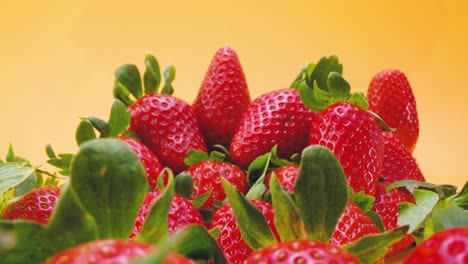 Haufen-Frischer-Erdbeeren-Auf-Dem-Tisch