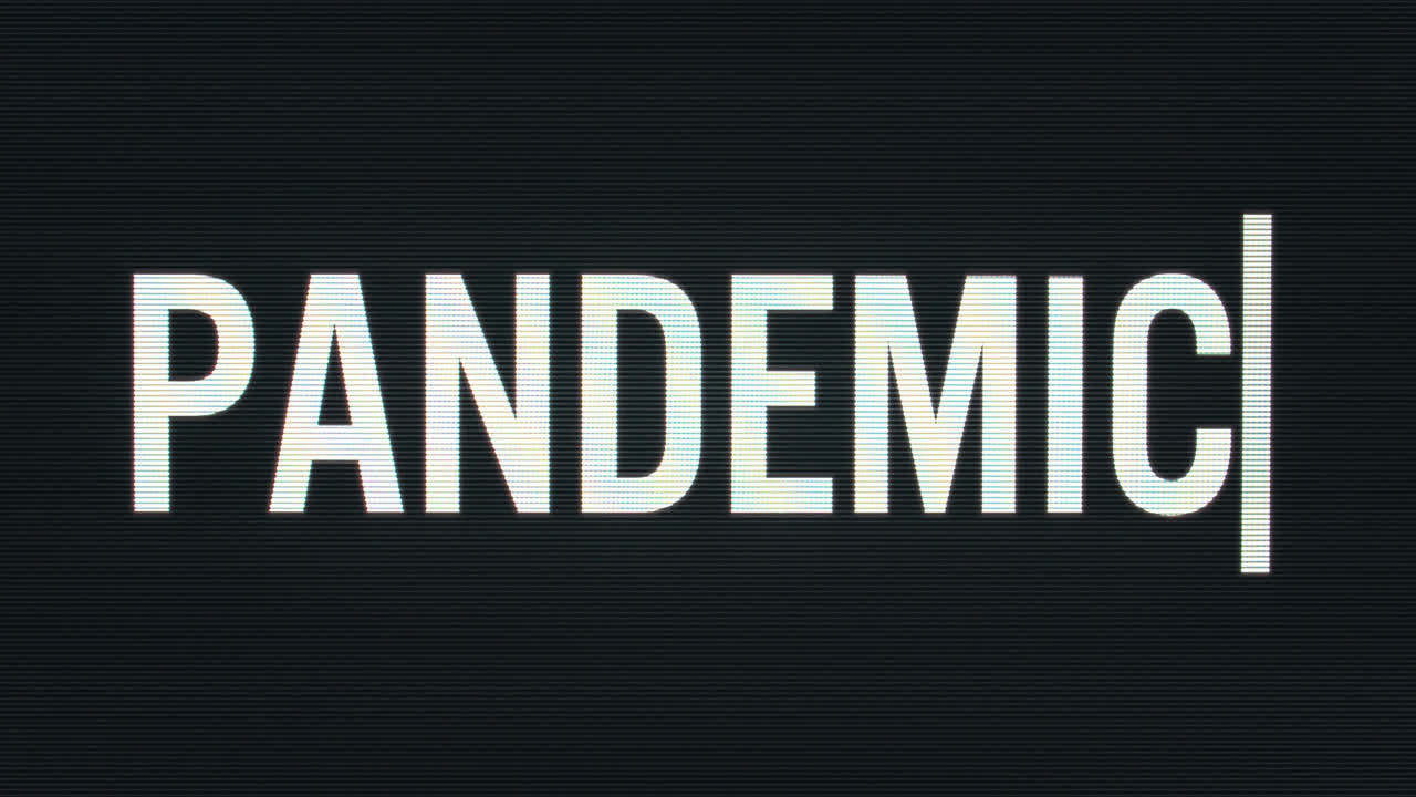 primer plano de la pandemia que se escribe en un monitor de computadora vintage con cursor parpadeante