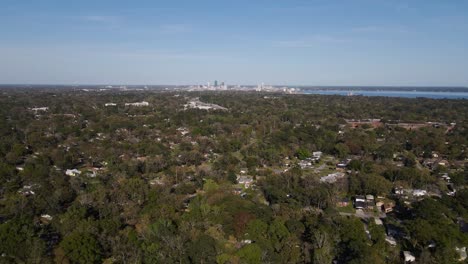 Vista-Aérea-Sobre-El-Vecindario-De-Murray-Hill,-El-Centro-De-Jacksonville-En-El-Fondo---Seguimiento,-Disparo-De-Drones