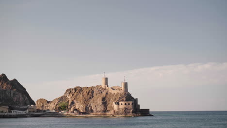 Fuerte-Tradicional-Muscat,-Omán-En-El-Océano