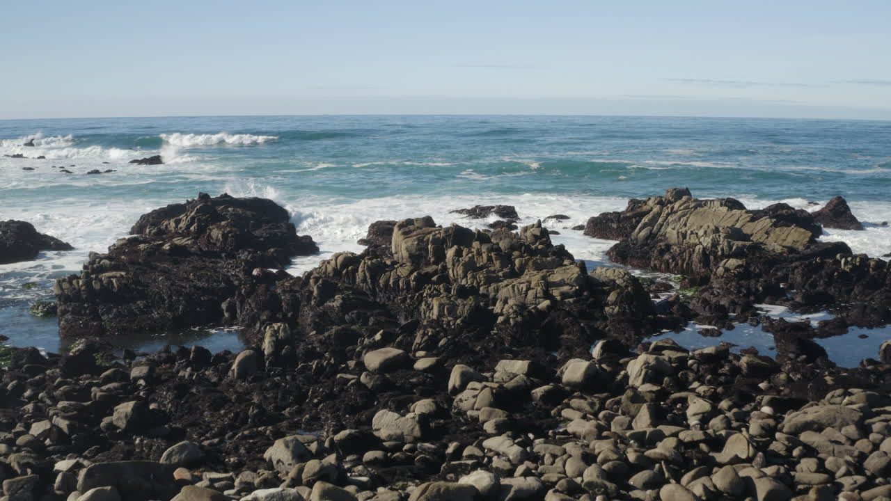 캘리포니아의 바위 해안과 거리는 몬테레이 만에서 촬영된 4k 영화적 부드러운 돌리.