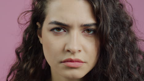 primer plano de una mujer con una expresión preocupada