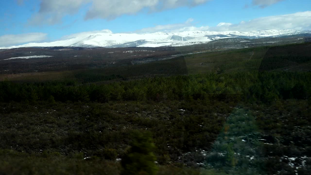 철도차량에서 총을 고, 움직임에서 유리를 통해.