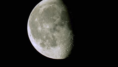 Cierre-De-La-Fase-Lunar-Gibosa-Menguante-Con-Cráteres-Y-Terminador