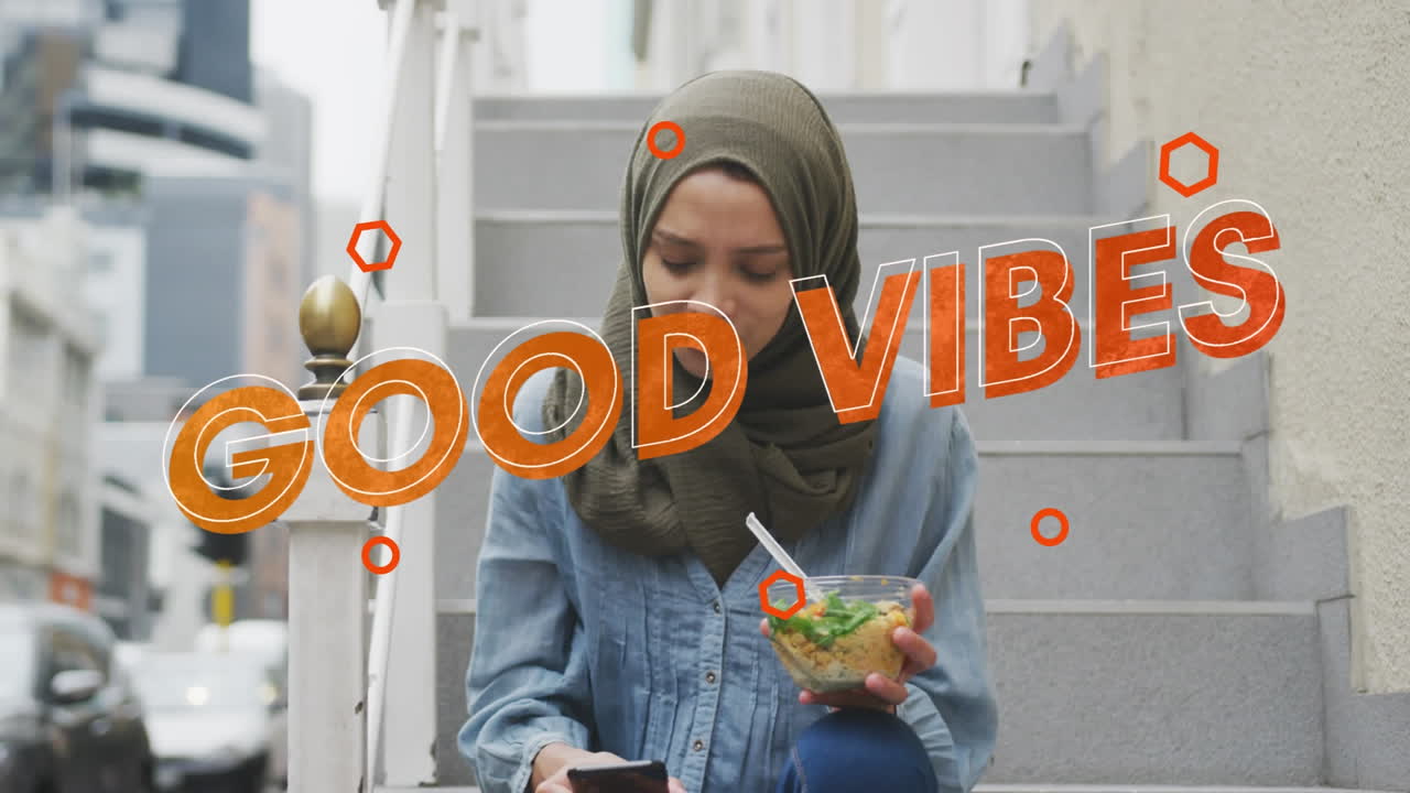 animación de vibraciones de texto sobre una mujer comiendo ensalada