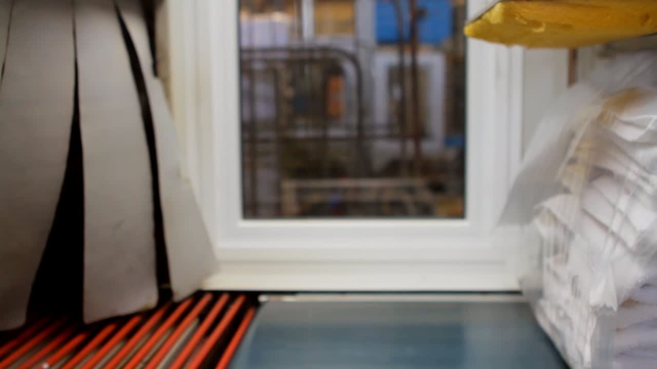 산업 세탁소에서 깨끗한 수건 포장